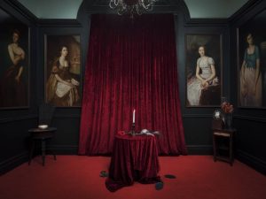 Créer une ambiance érotique : l’art de stimuler le désir par le décor et les sens